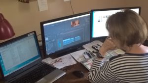 Anice Clément travaille sur le montage d'un film documentaire